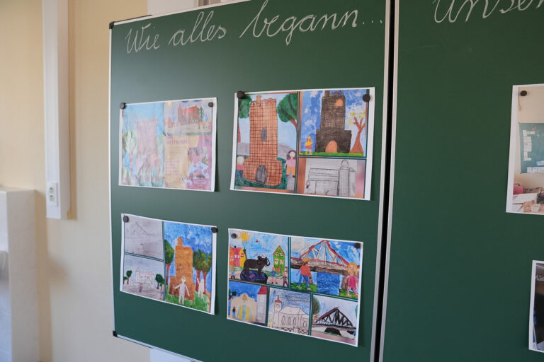 Ausgewählte Wettbewerbsbeiträge Wurzener Grundschulkinder hängen an einer Schultafel.