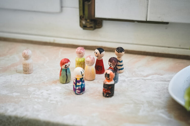 Kleine Spielfiguren auf dem Fensterbrett des Klassenzimmers.