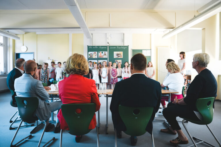 Schülerinnen und Schüler der Ringelnatz-Grundschule begrüßen die Gäste mit einem musikalischen Beitrag.