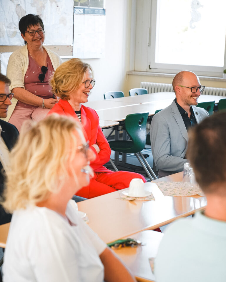 Staatsministerin Regina Kraushaar verfolgt das Programm in der Ringelnatz-Grundschule Wurzen.
