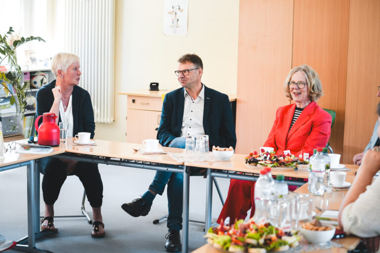 Gespräch zwischen Staatsministerin Regina Kraushaar, Oberbürgermeister Marcel Buchta und weiteren Gästen.