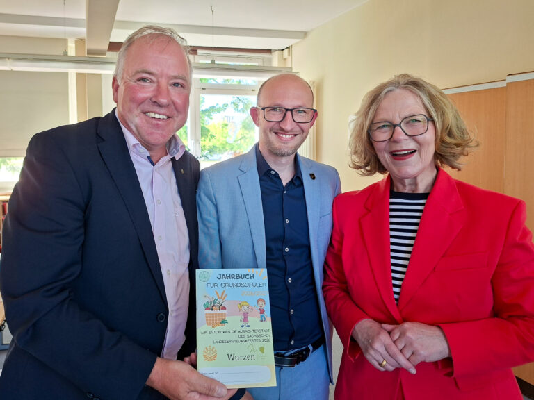 Landtagsabgeordneter Kay Ritter (CDU), Oberbürgermeister Marcel Buchta und Staatsministerin Regina Kraushaar übergaben den Mädchen und Jungen die ersten Schulplaner. Foto: © Stadtverwaltung Wurzen / Hanspach