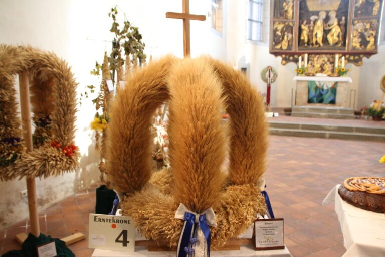 Prämierte Erntekrone in einer Kirche