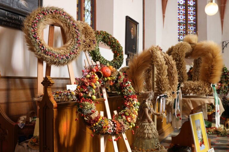 Kunstvoll gestaltete Erntekränze in einer Ausstellung